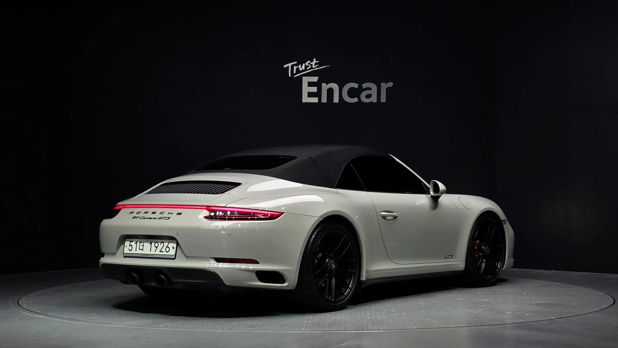 Porsche 911 GTS 2018 2/34