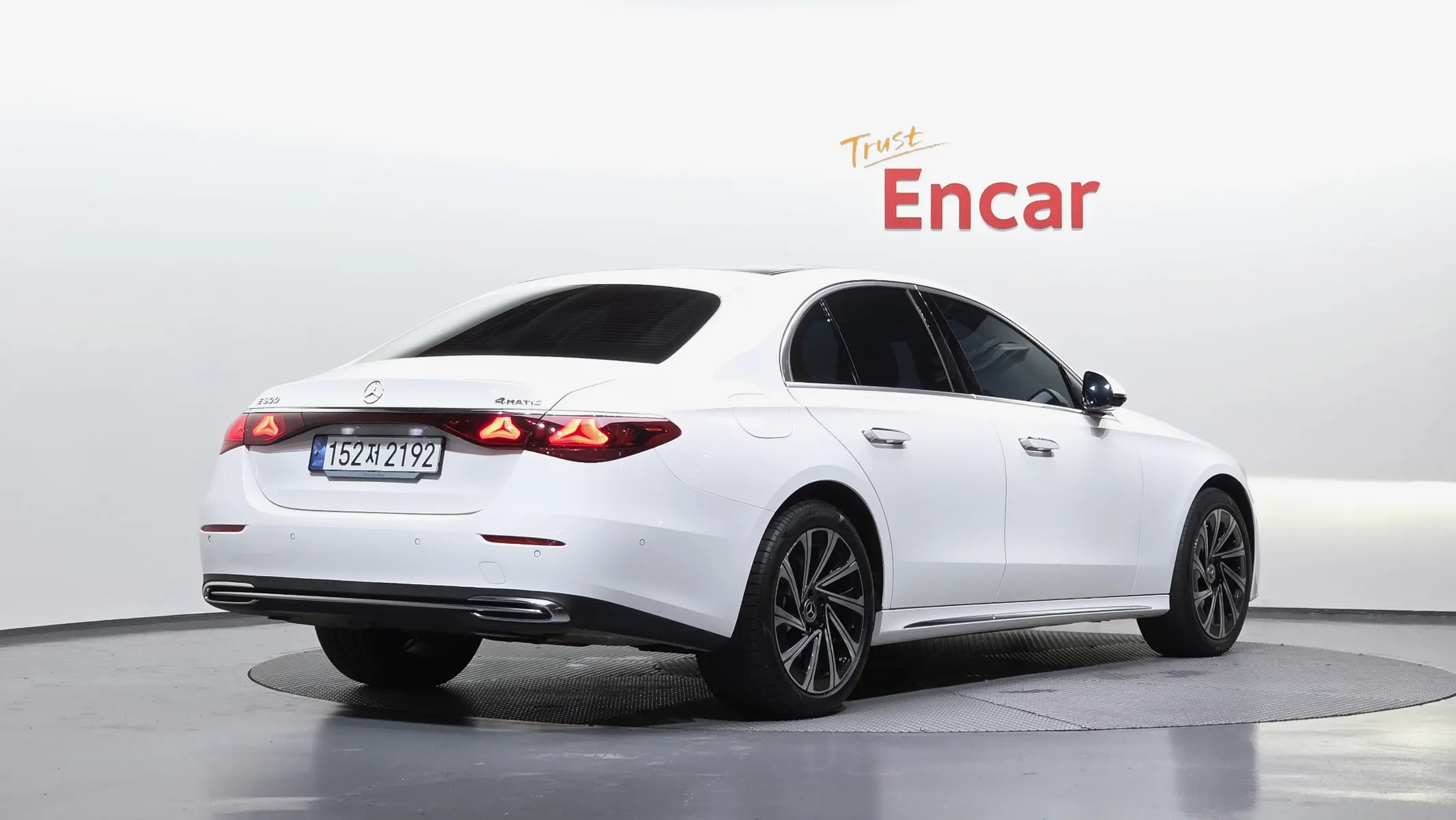 Mercedes-Benz E-Class W214 E300 4MATIC 2024 2/33