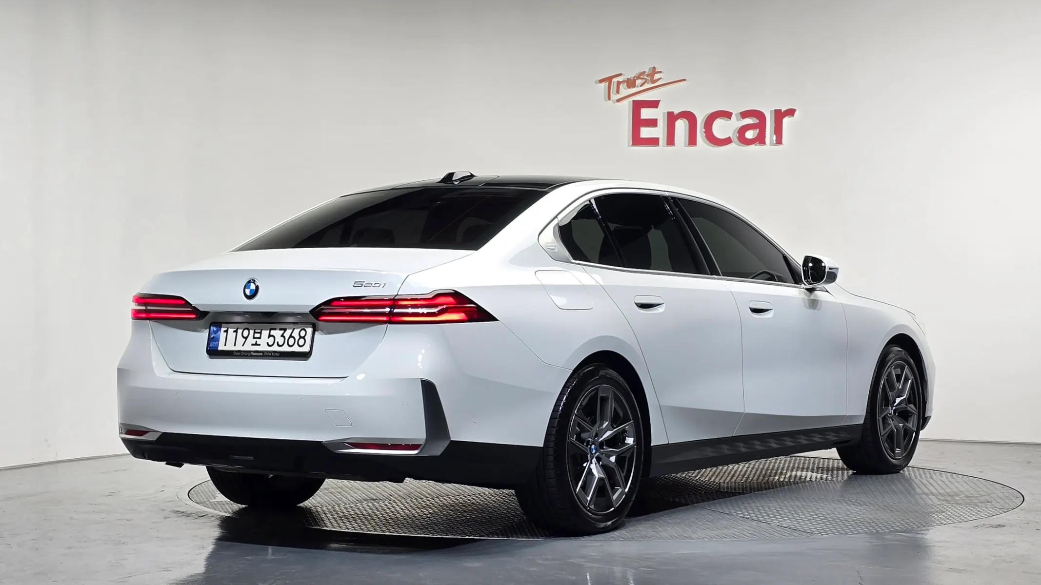 BMW 5 Series (G60) 520i 2024 2/33