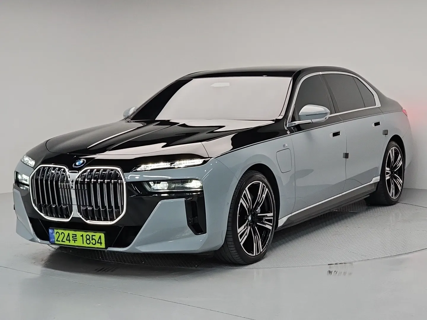 BMW 7 Series (G70) 750e xDrive M 2023 2/21