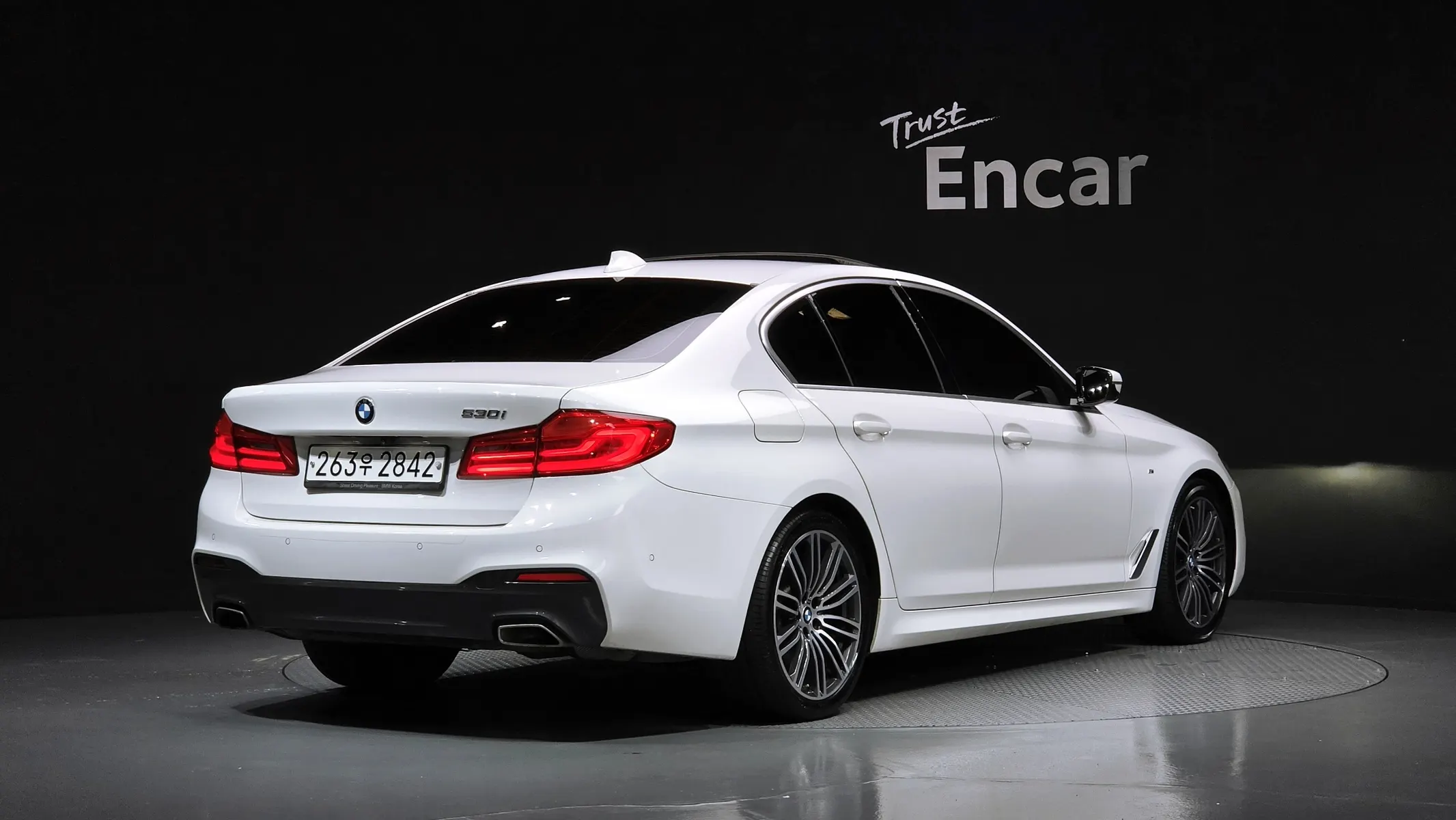 BMW 5 Series (G30) 530i M 2019 2/32