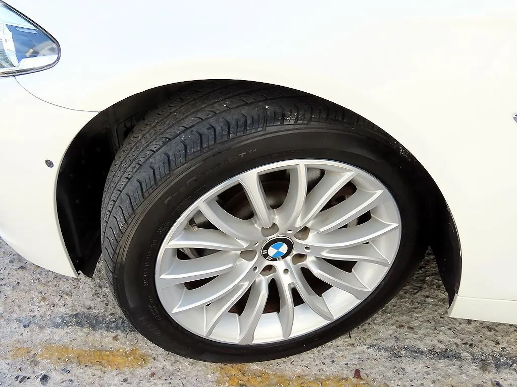 BMW 5 Series (F10) 528i 2014 20/21
