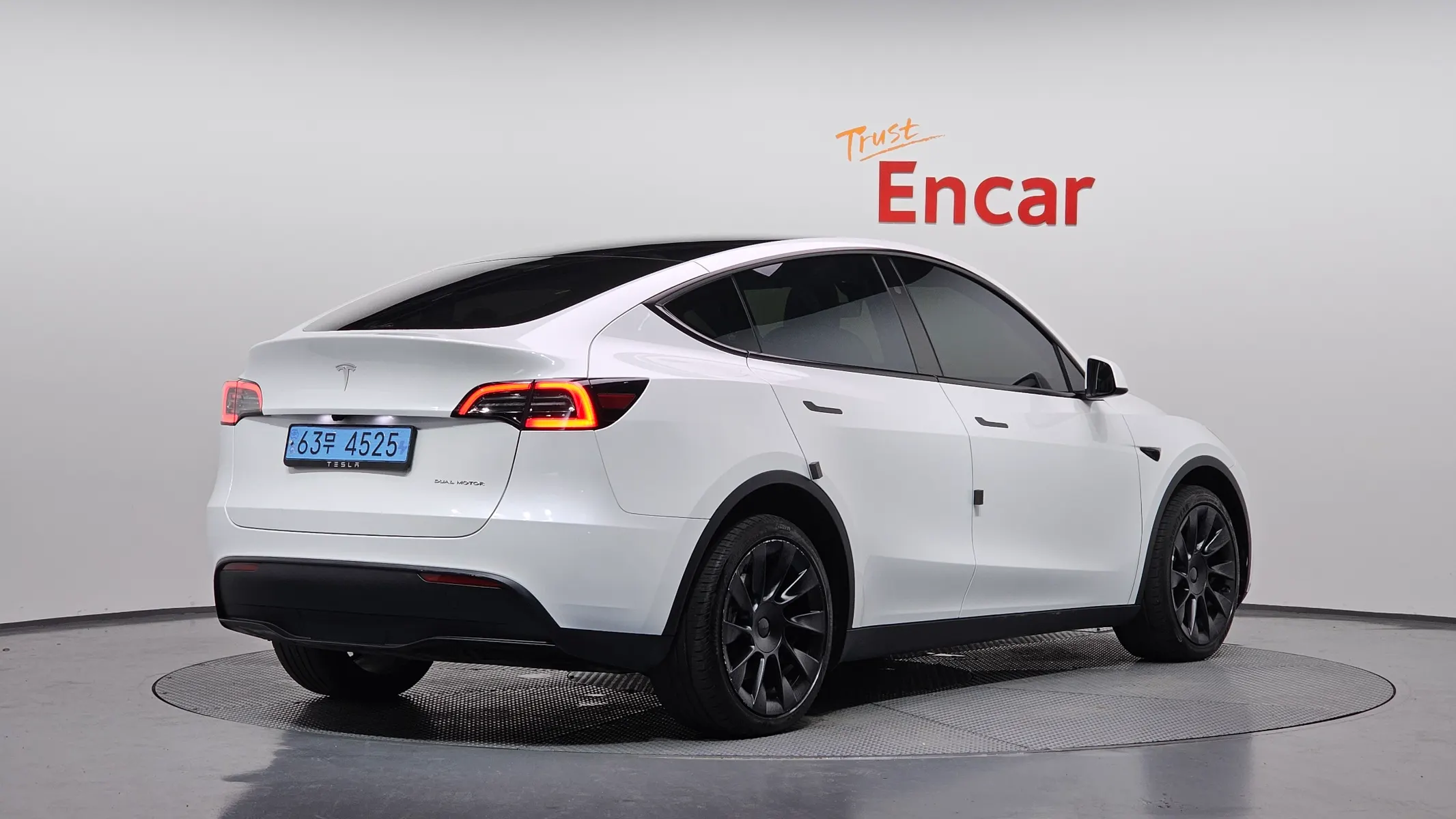 Tesla Y AWD 2024 2/34