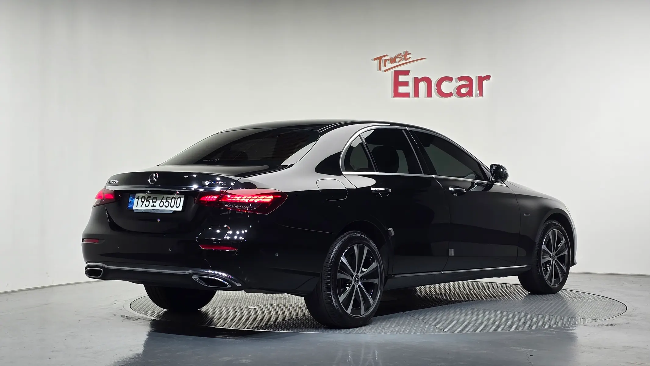 Mercedes-Benz E-Class W213 E300e 4MATIC 2021 2/33
