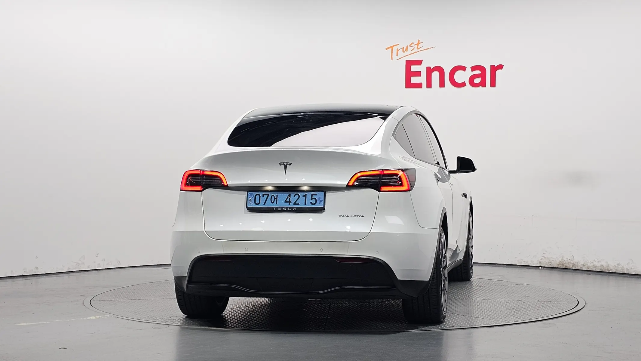 Tesla Y AWD 2021 3/5