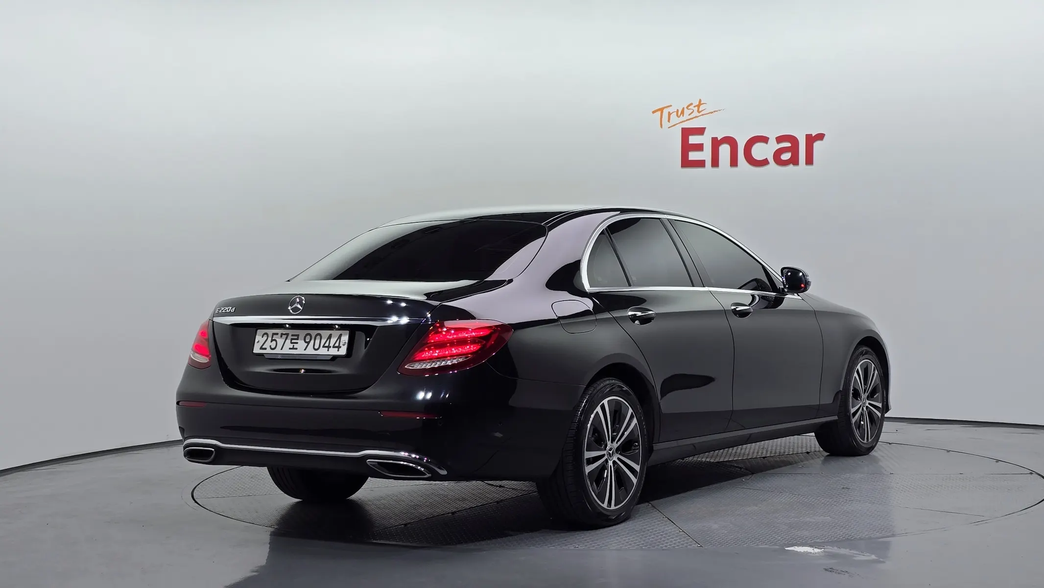 Mercedes-Benz E-Class W213 E220d 2020 2/36