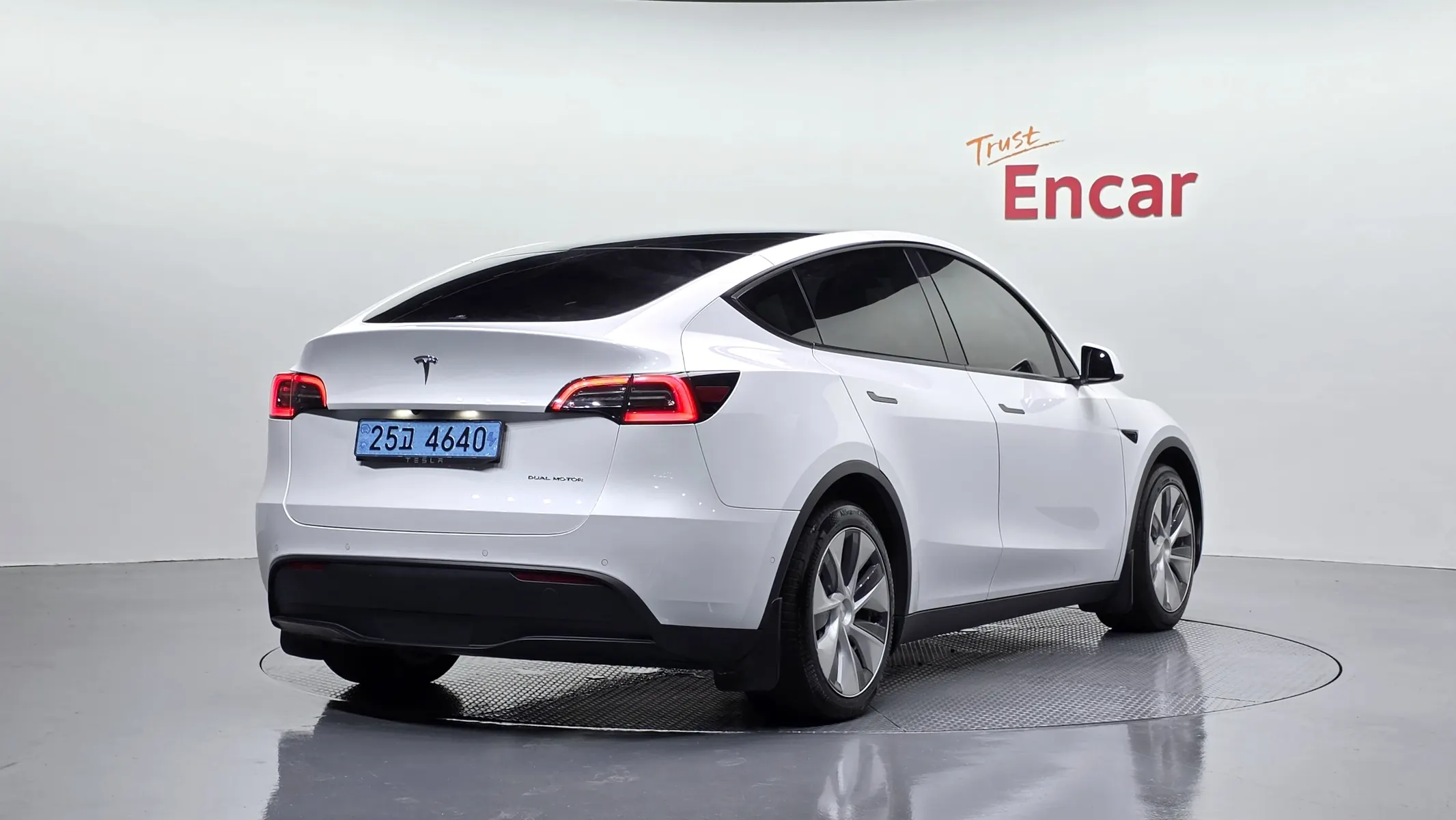 Tesla Y AWD 2021 2/36