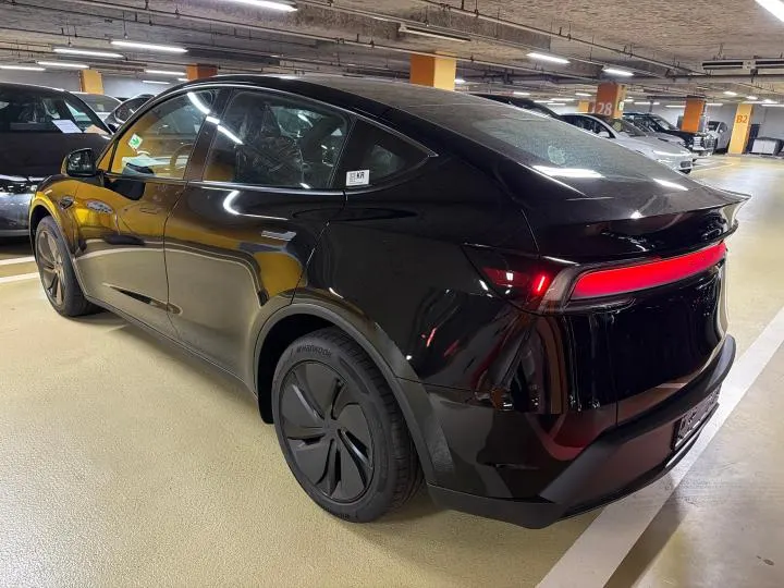 Tesla Y RWD 2026 3/5
