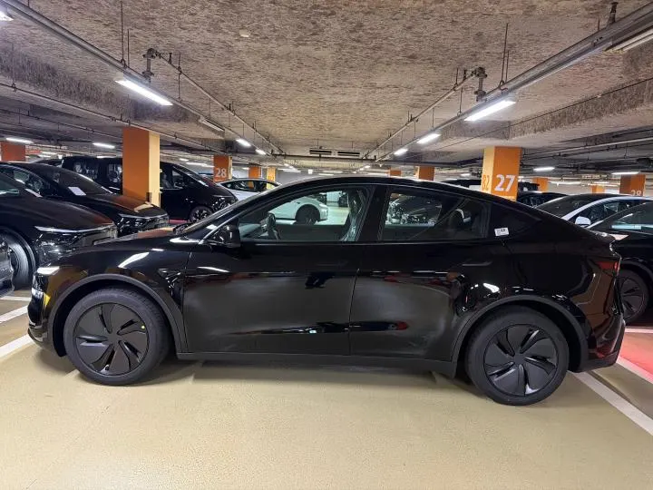 Tesla Y RWD 2026 2/5