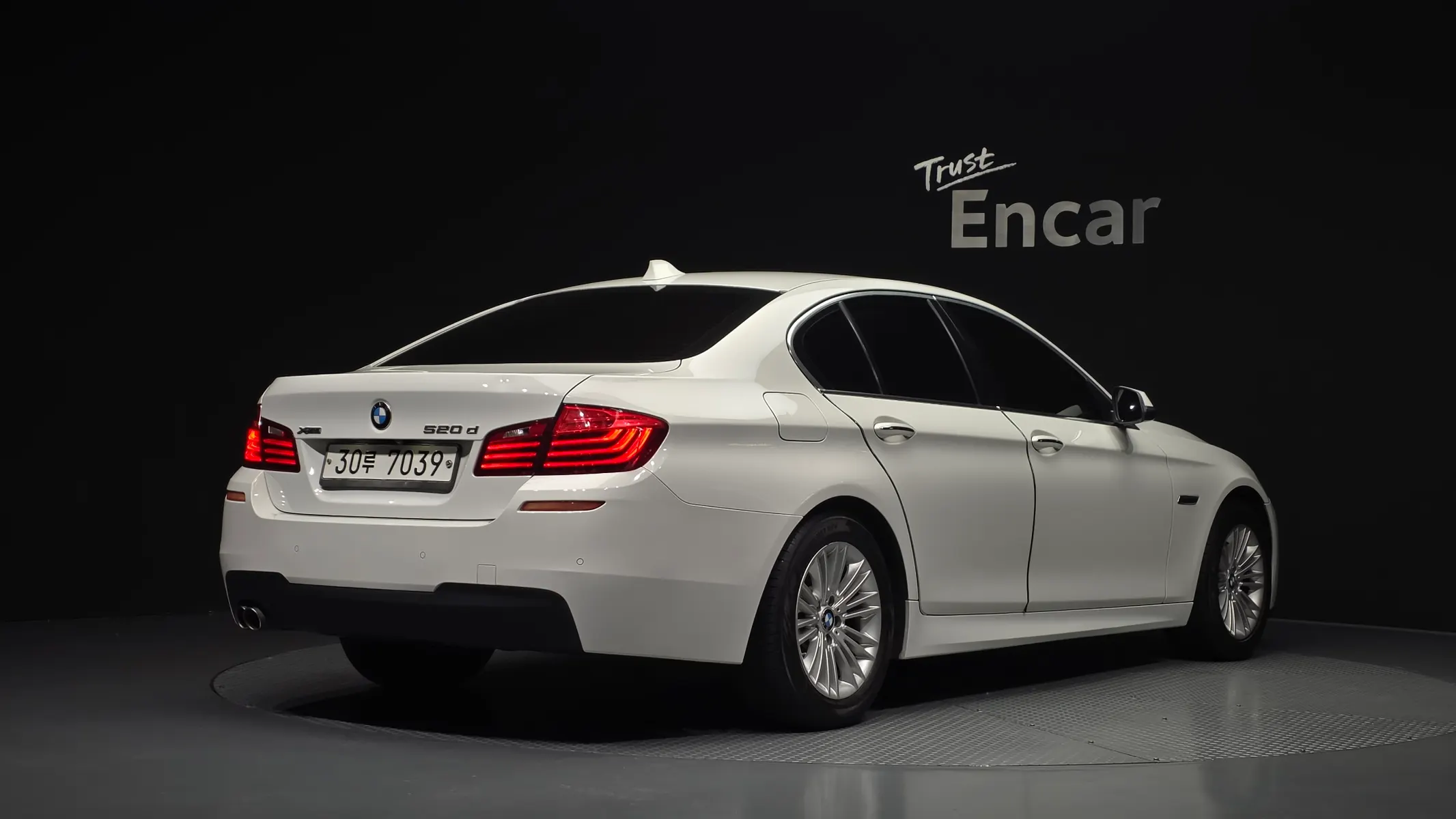 BMW 5 Series (F10) 520d xDrive 2014 2/33