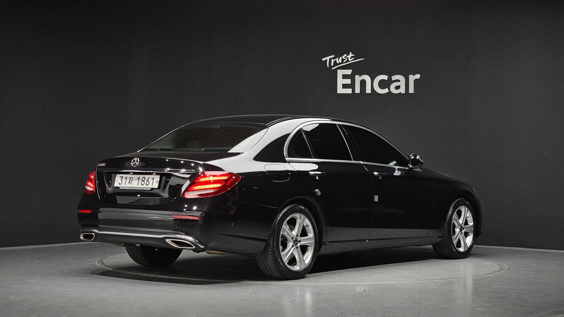 Mercedes-Benz E-Class W213 E200 2018 2/36