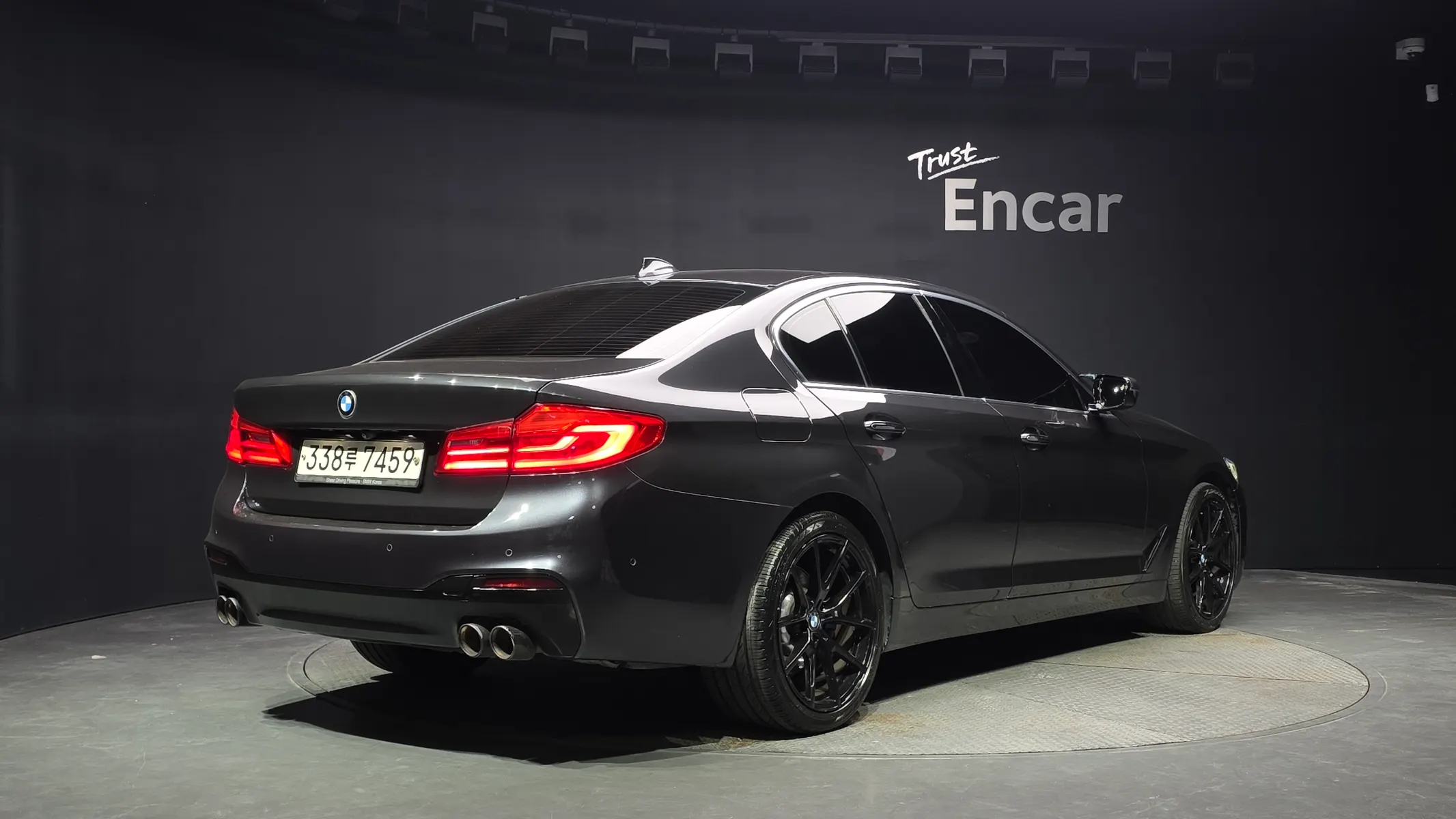 BMW 5 Series (G30) 520i 2018 2/38