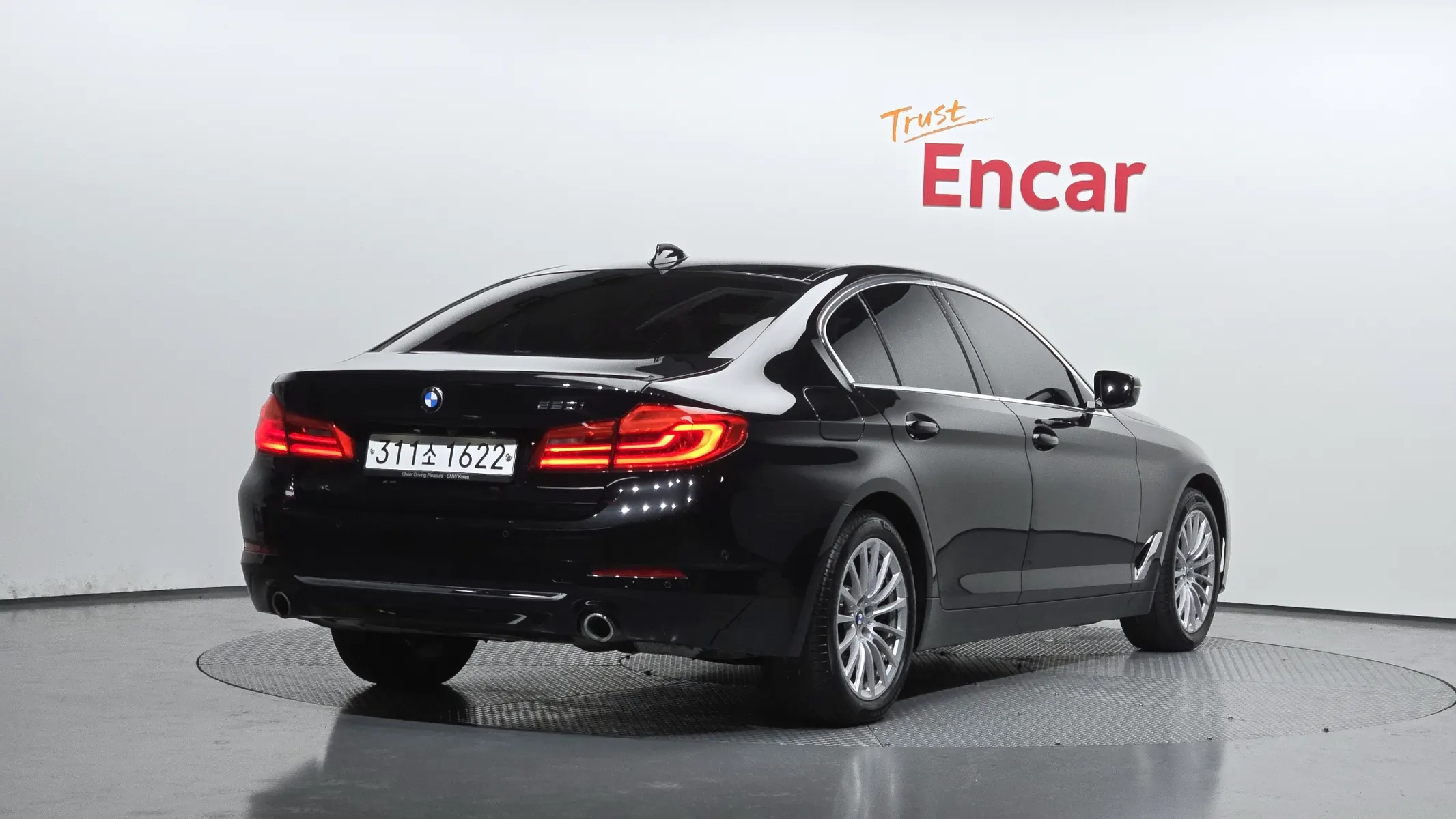 BMW 5 Series (G30) 520i 2019 2/21