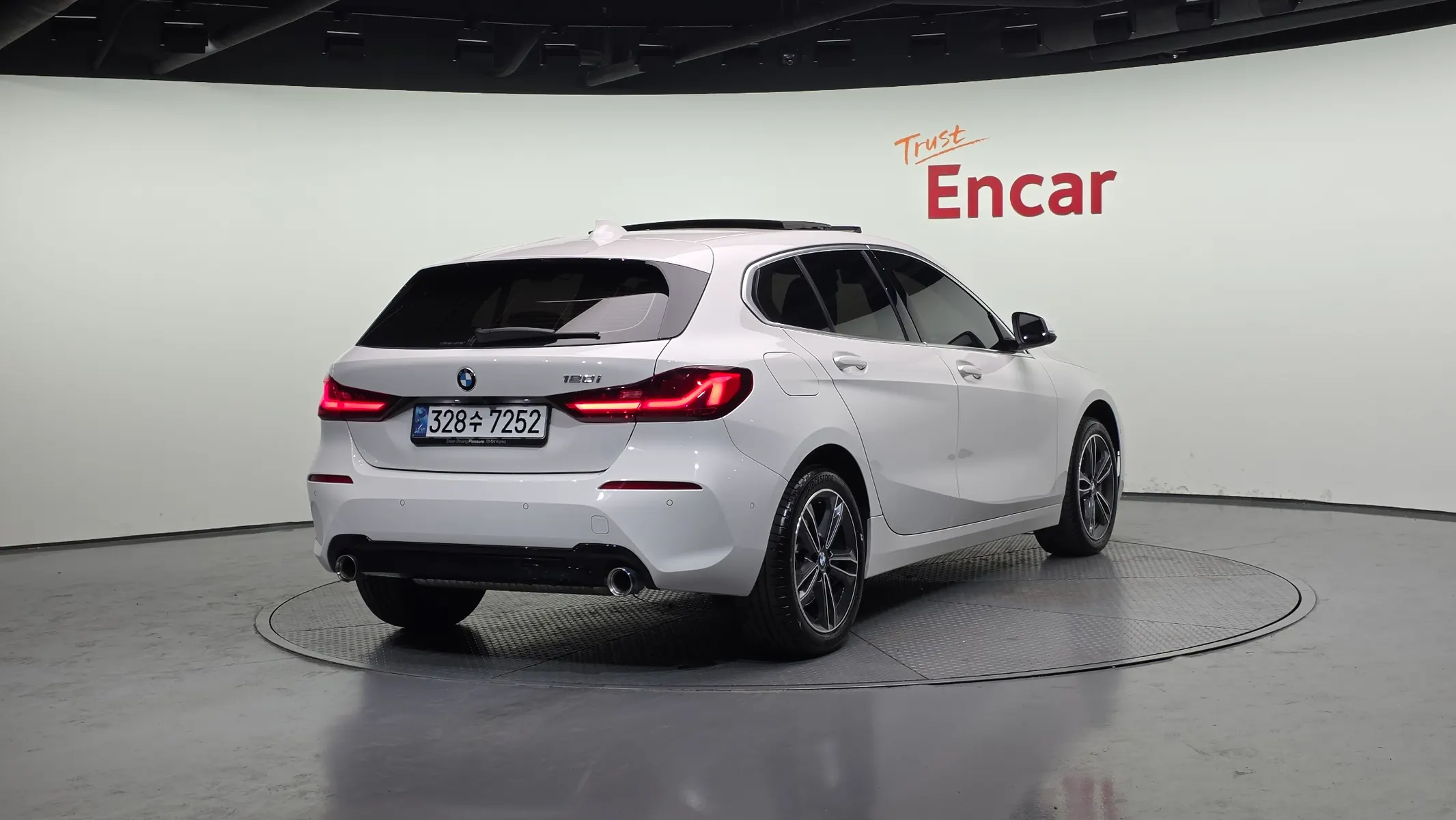 BMW 1 Series (F40) 120i 2024 2/21