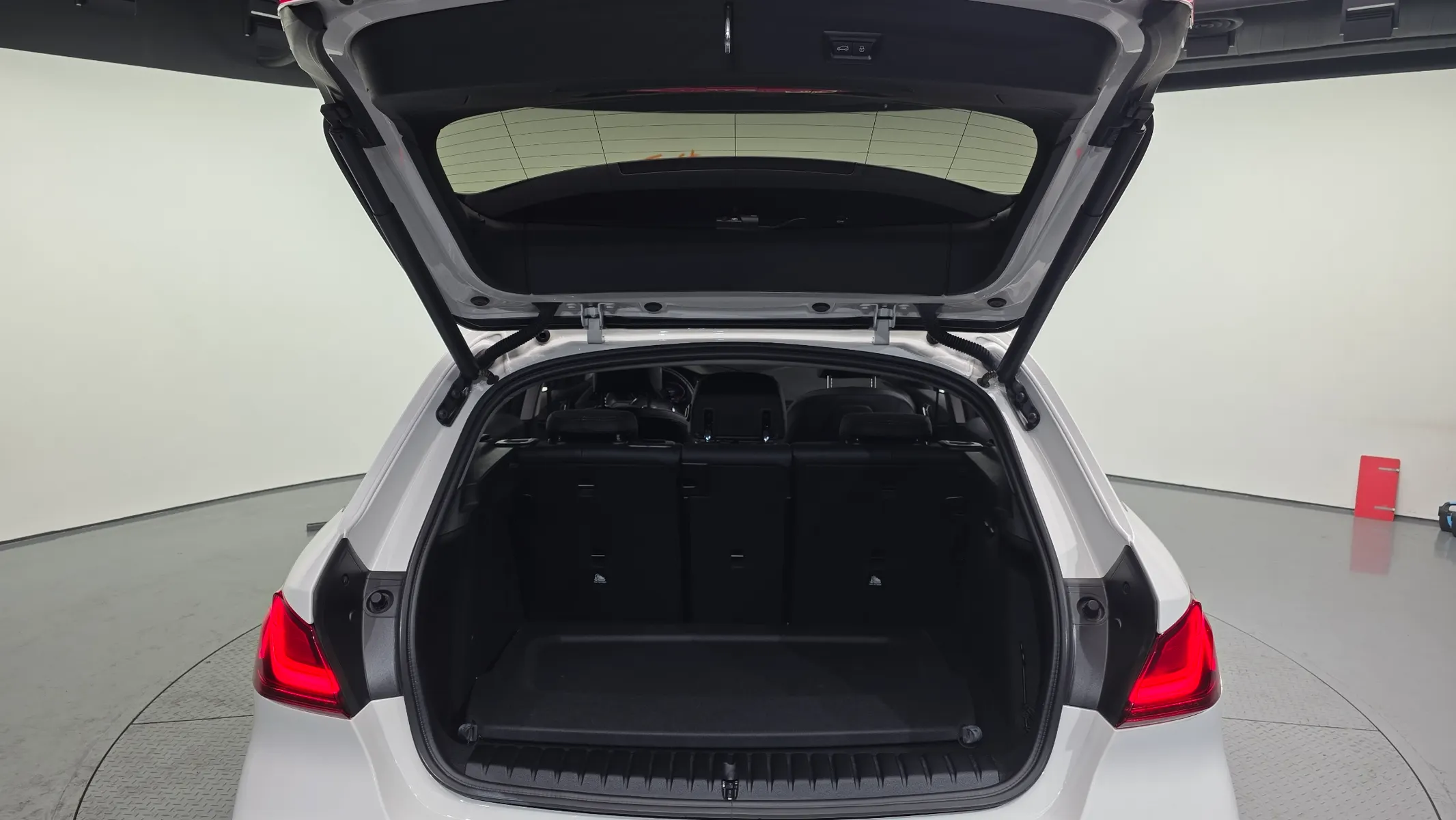 BMW 1 Series (F40) 120i 2024 20/21
