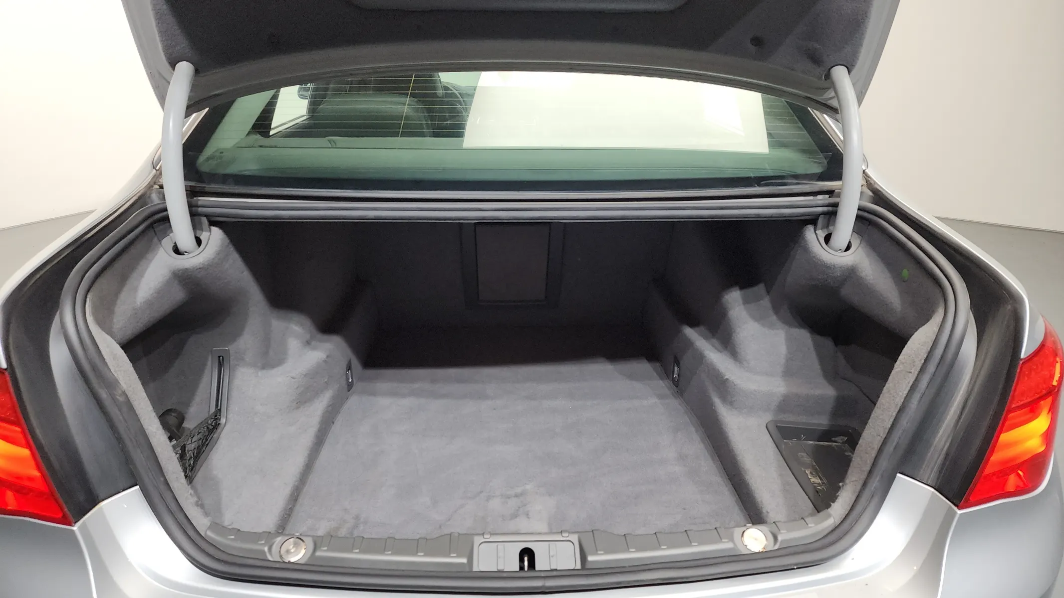 BMW 7 Series (F01) 740Li 2009 20/21