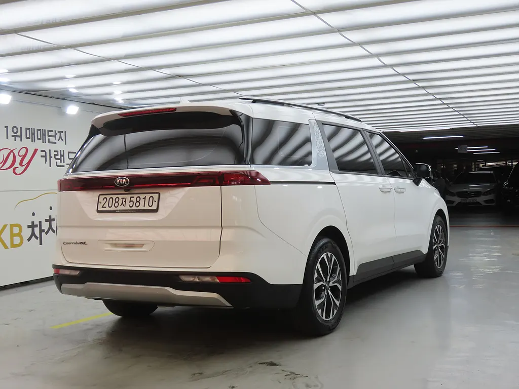 Kia Carnival 9 2021 3/5