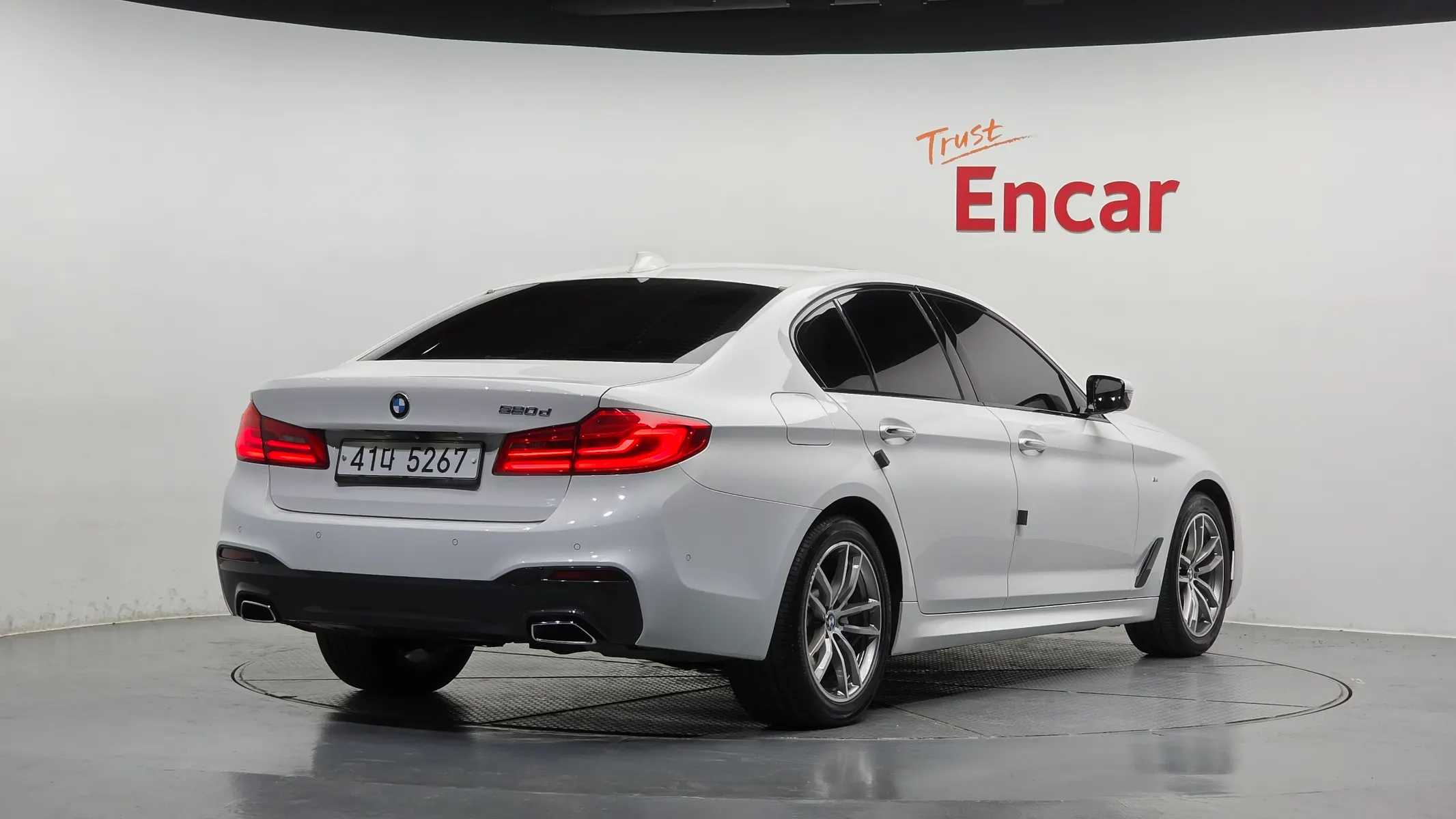 BMW 5 Series (G30) 520d M 2017 2/36