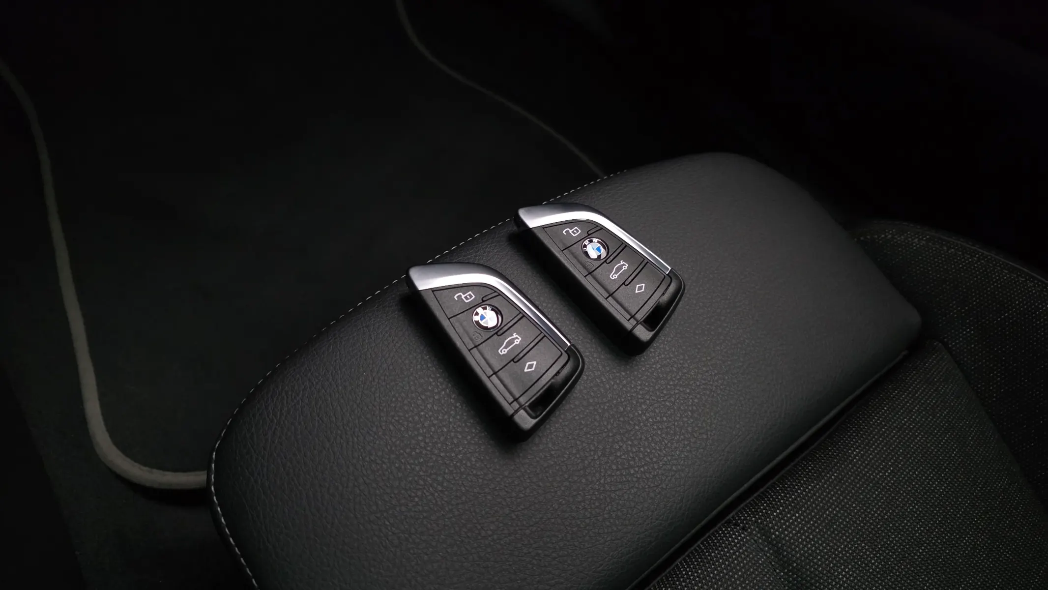 BMW 1 Series (F40) 120i 2023 32/33