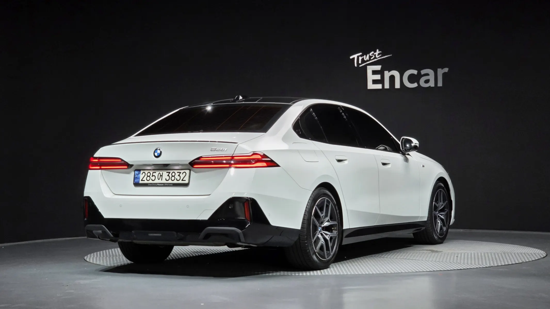 BMW 5 Series (G60) 520i 2024 2/39