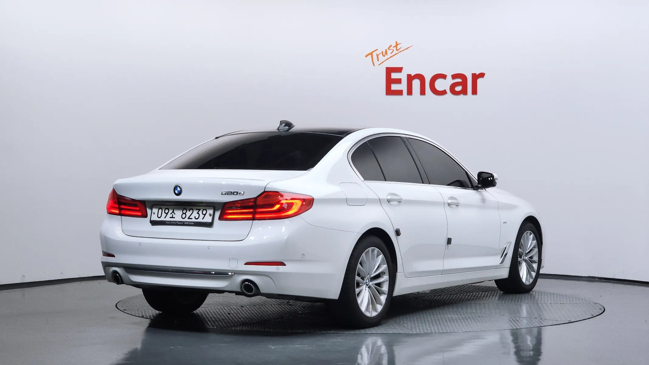 BMW 5 Series (G30) 520d 2017 2/36