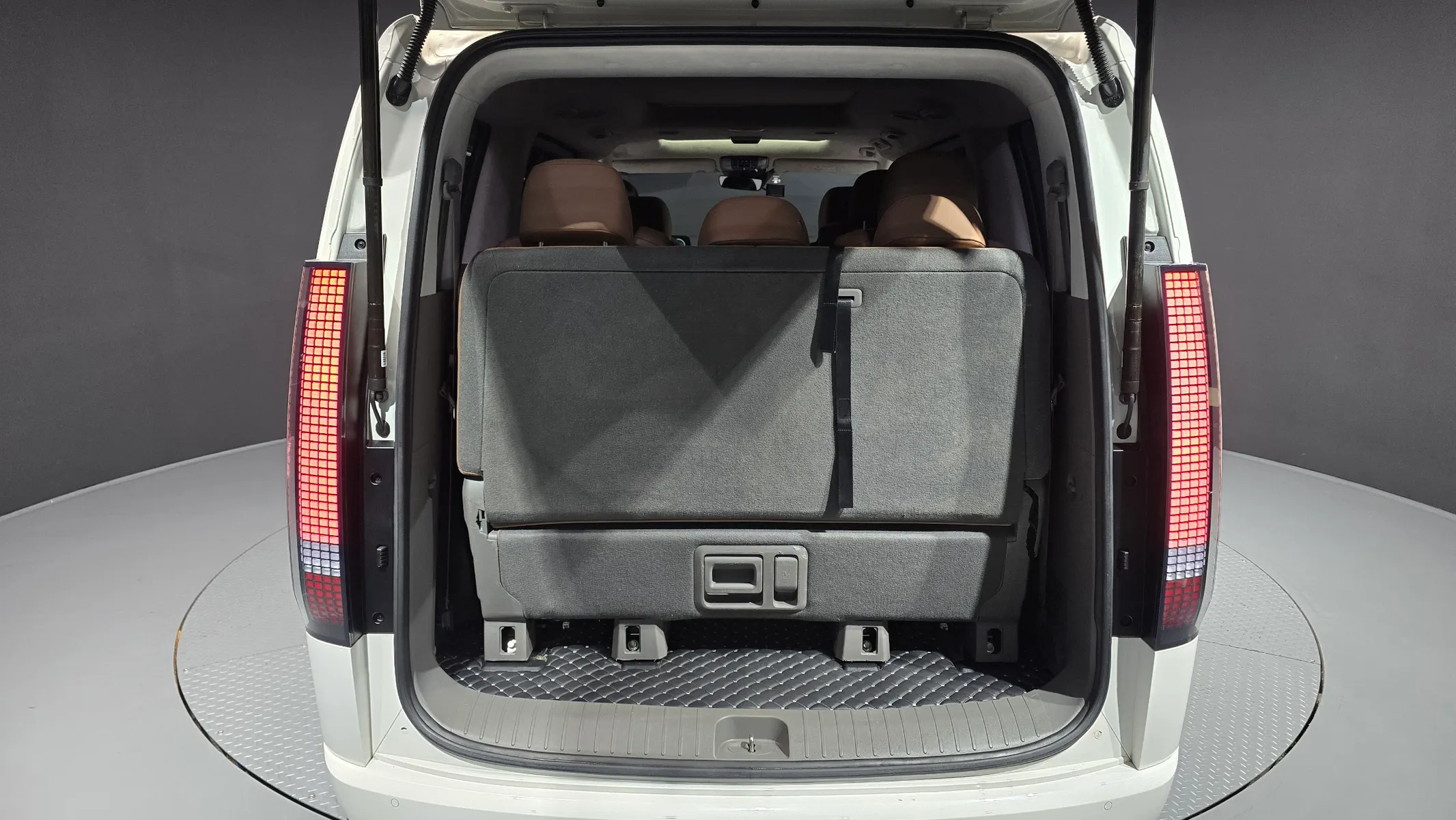 Hyundai Staria 4WD 9 2021 38/39