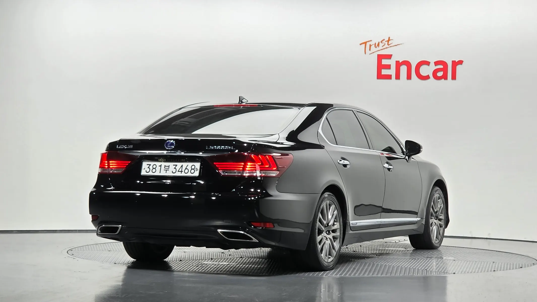 Lexus LS600hL 5 Ottoman 2016 2/39