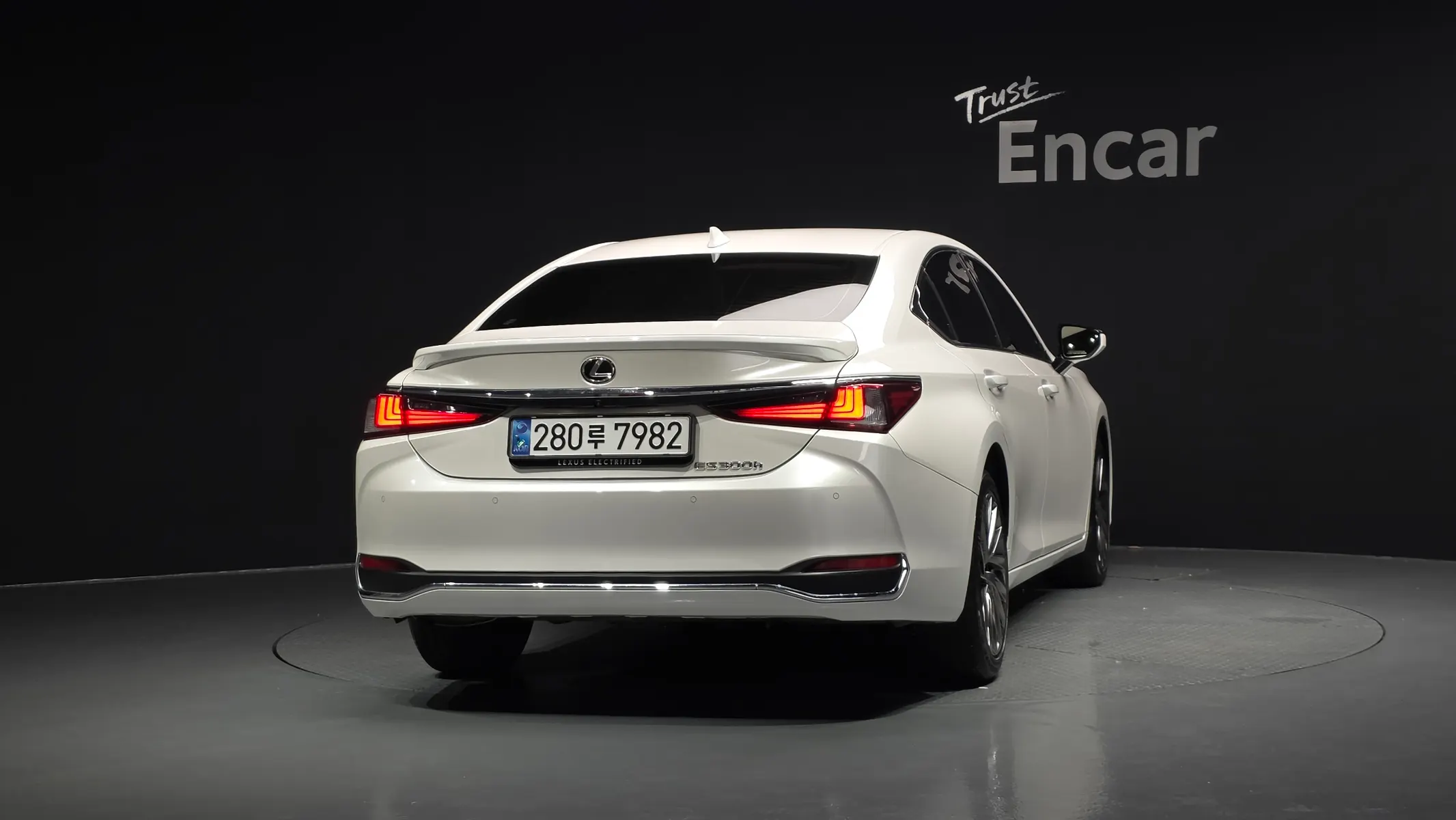 Lexus ES300h 7 2023 3/5