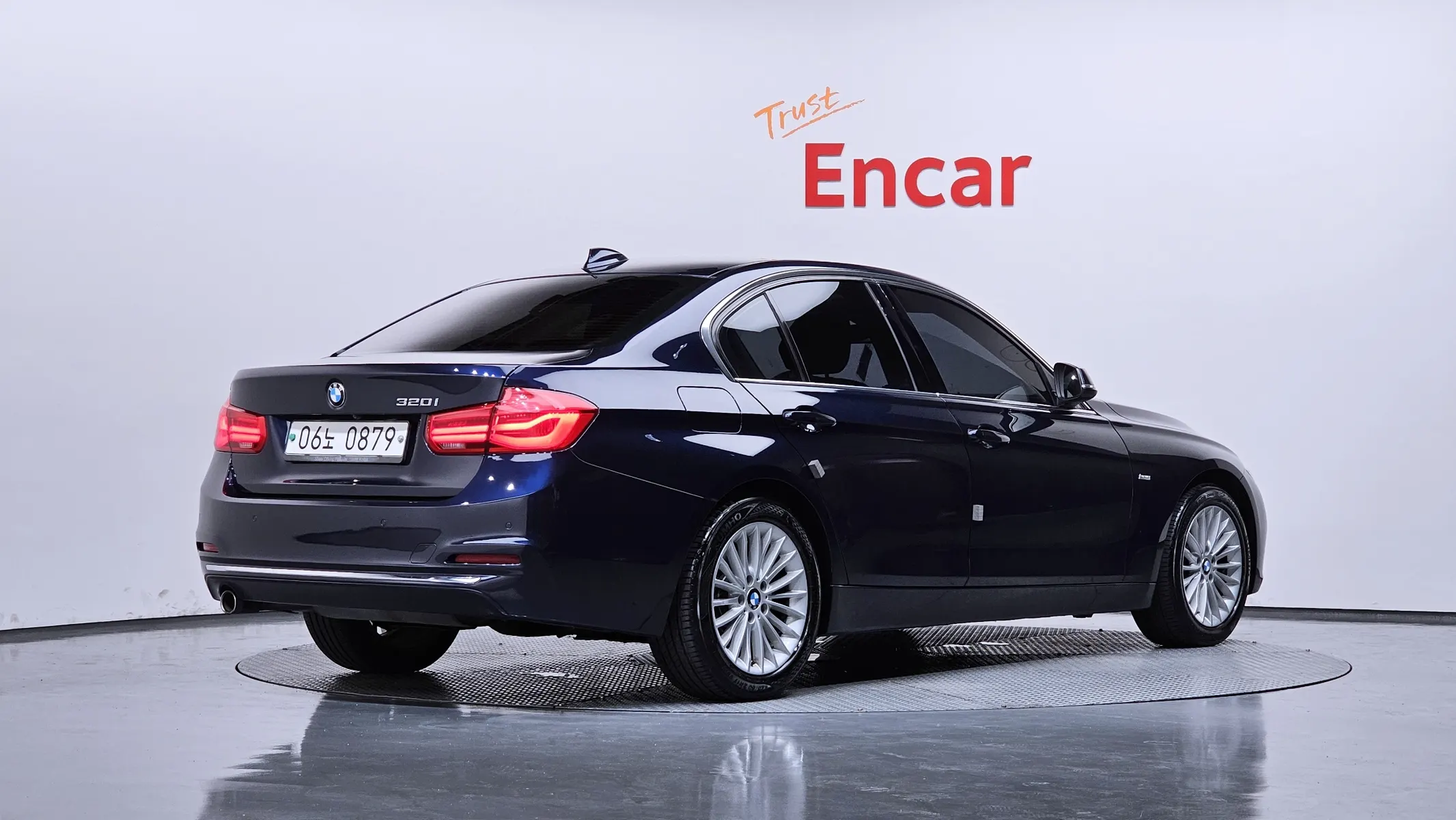 BMW 3 Series (F30) 320i 2016 2/21