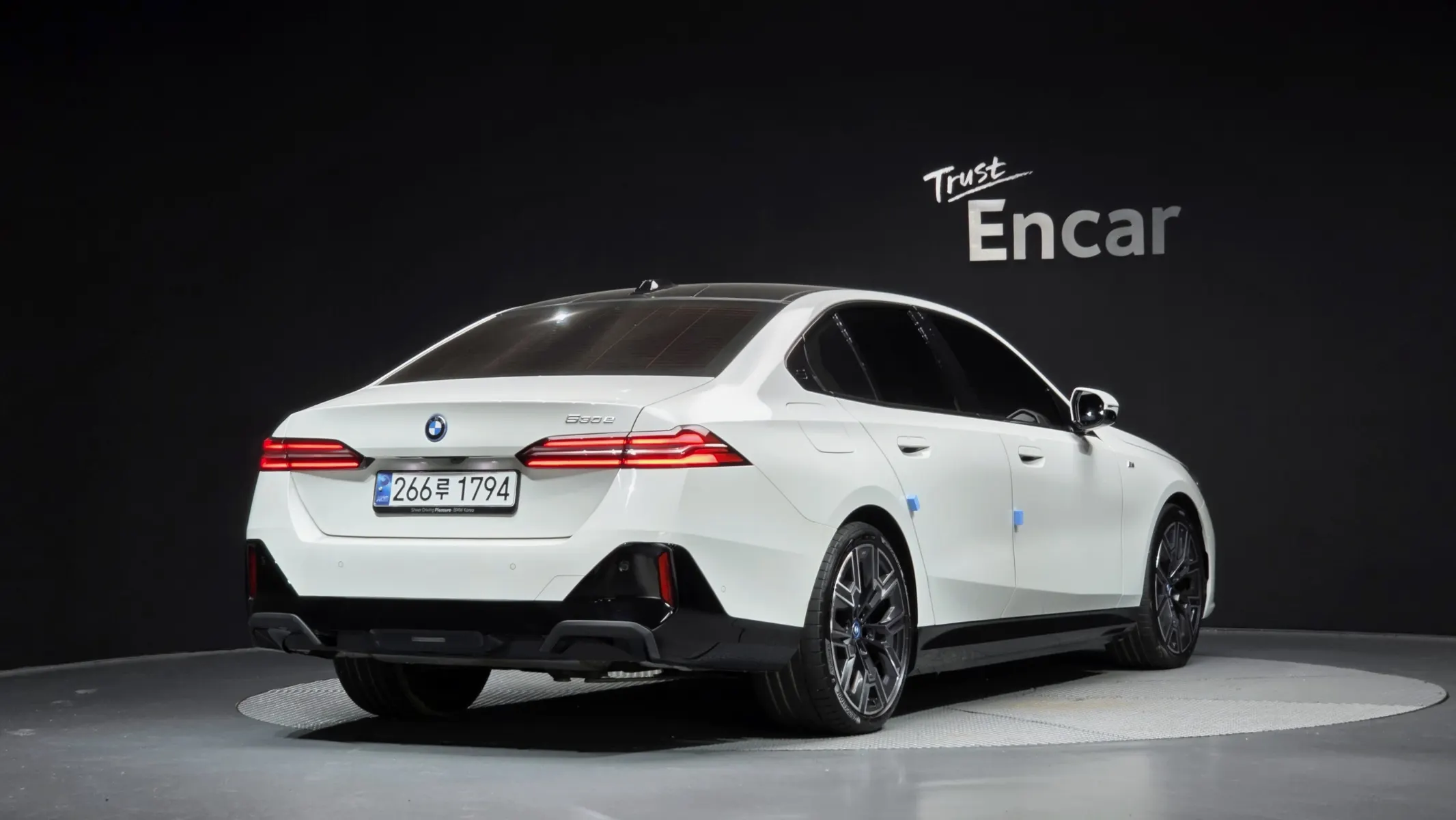 BMW 5 Series (G60) 530e M 2024 2/39