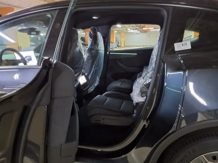 Tesla Y L AWD 2026 3/5