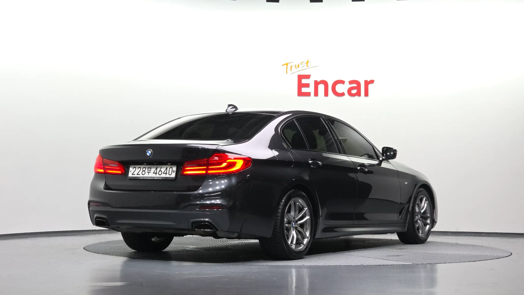 BMW 5 Series (G30) 520i M 2020 2/33