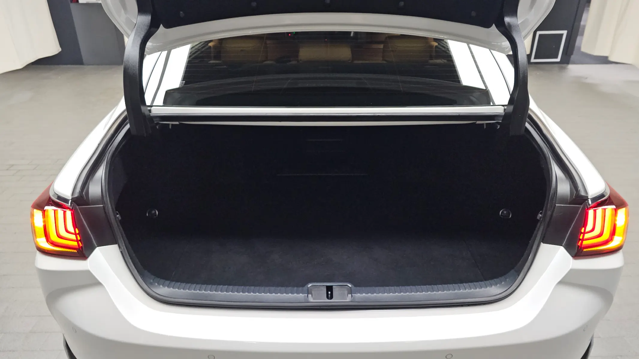 Lexus ES300h 7 2022 33/34