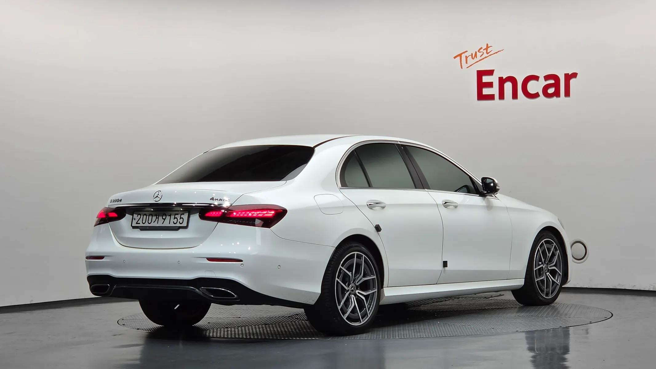 Mercedes-Benz E-Class W213 E220d 4MATIC AMG Line 2021 2/37