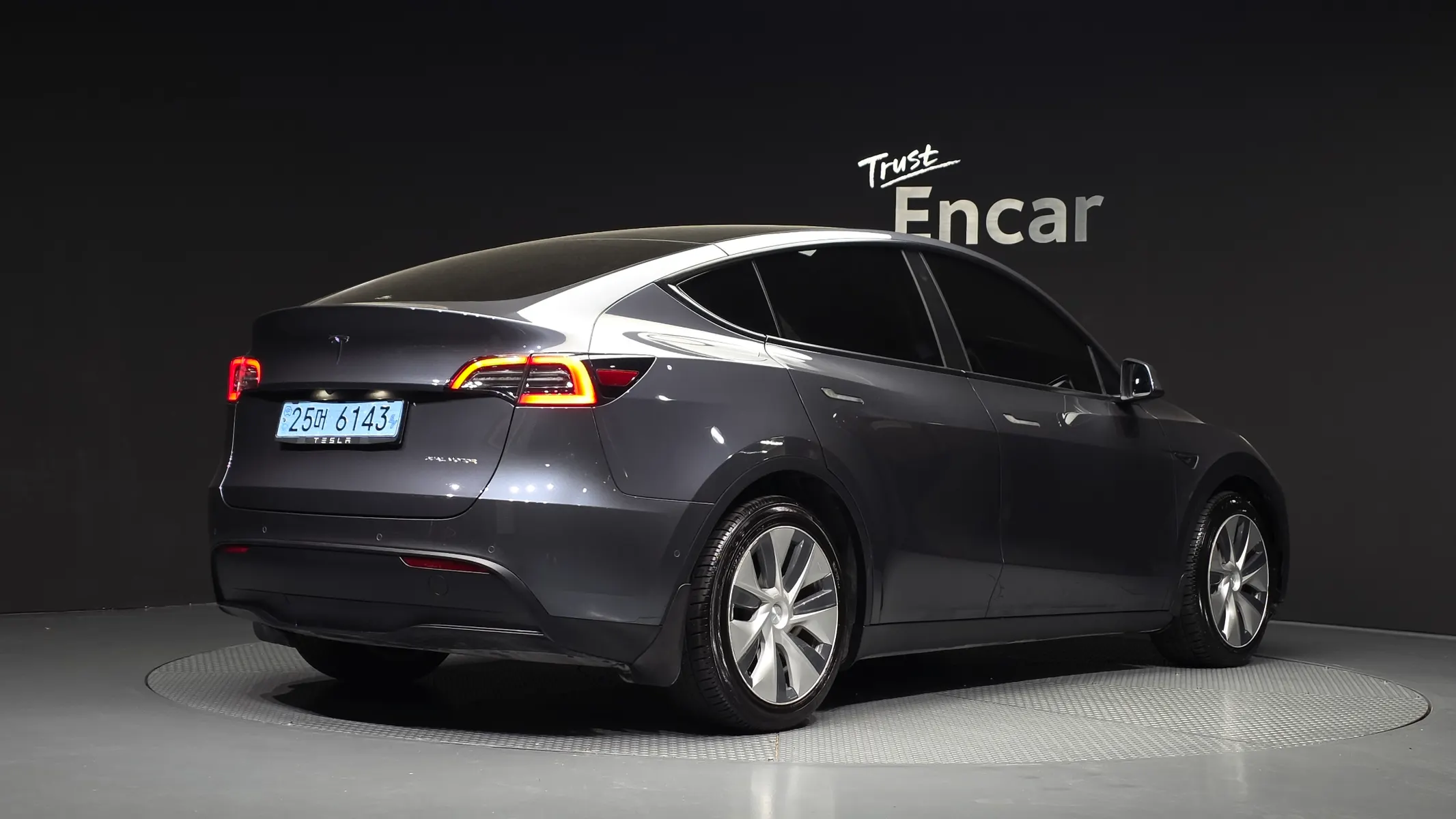 Tesla Y AWD 2021 2/33
