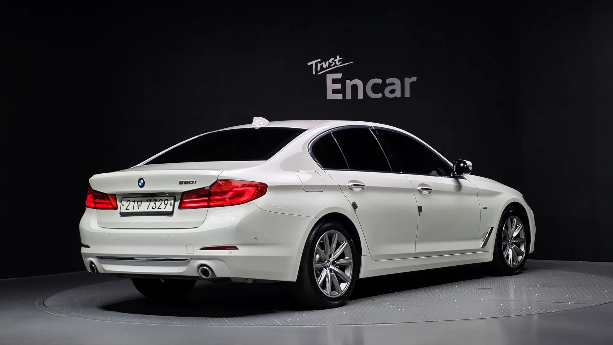 BMW 5 Series (G30) 520i 2018 2/32