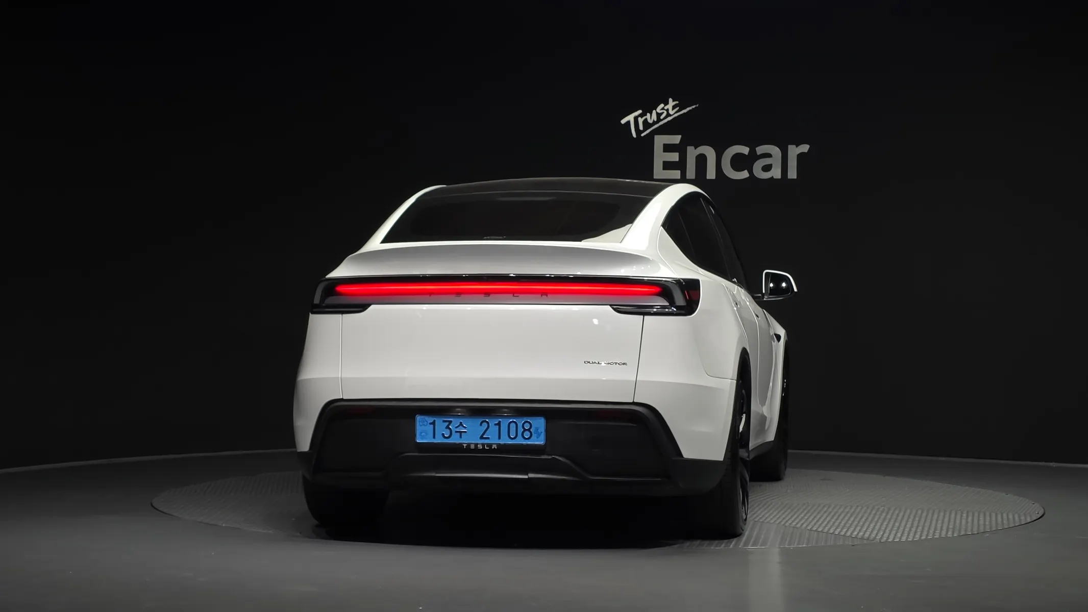 Tesla Y AWD 2025 3/5