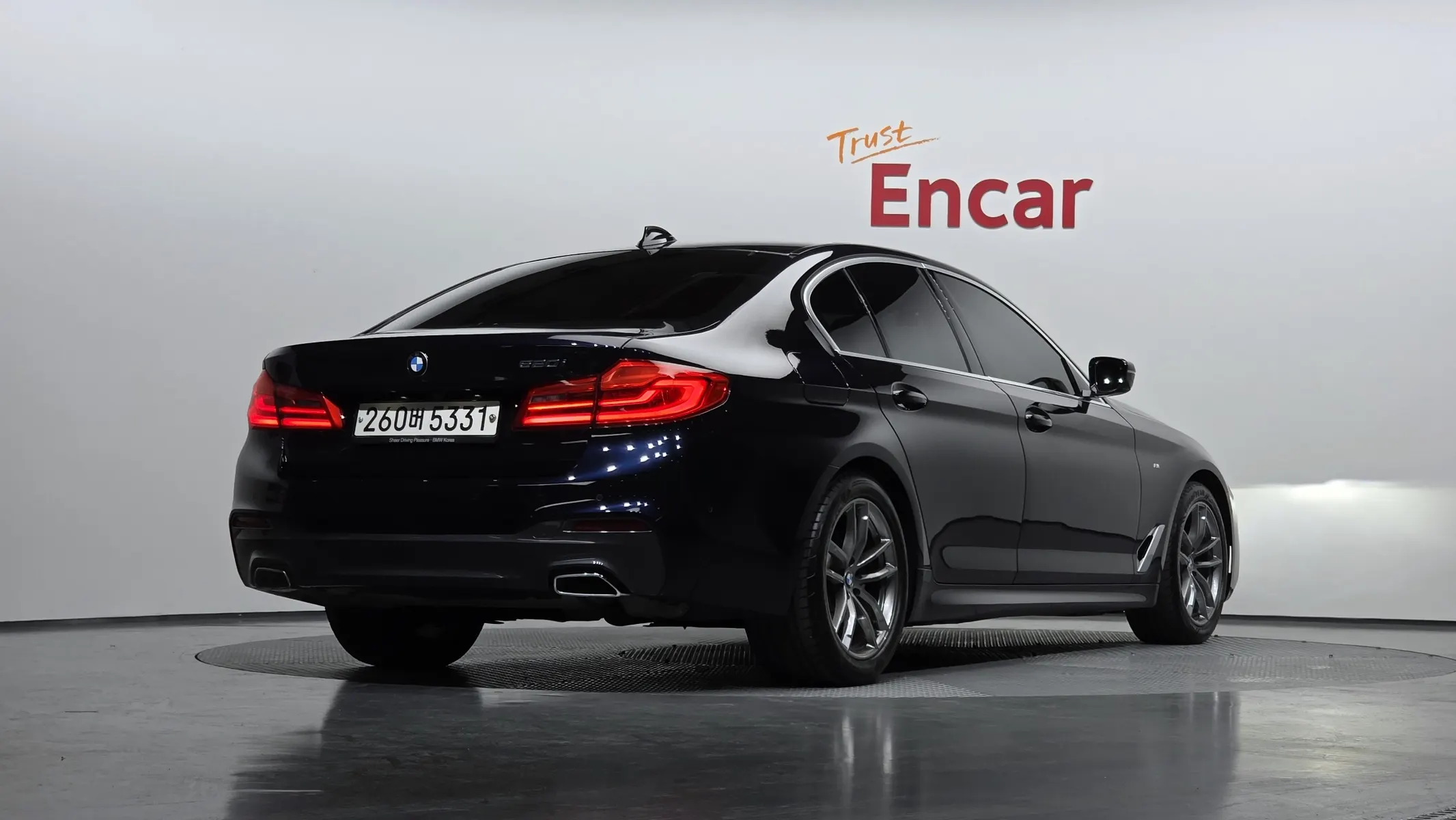 BMW 5 Series (G30) 520i M 2020 2/21