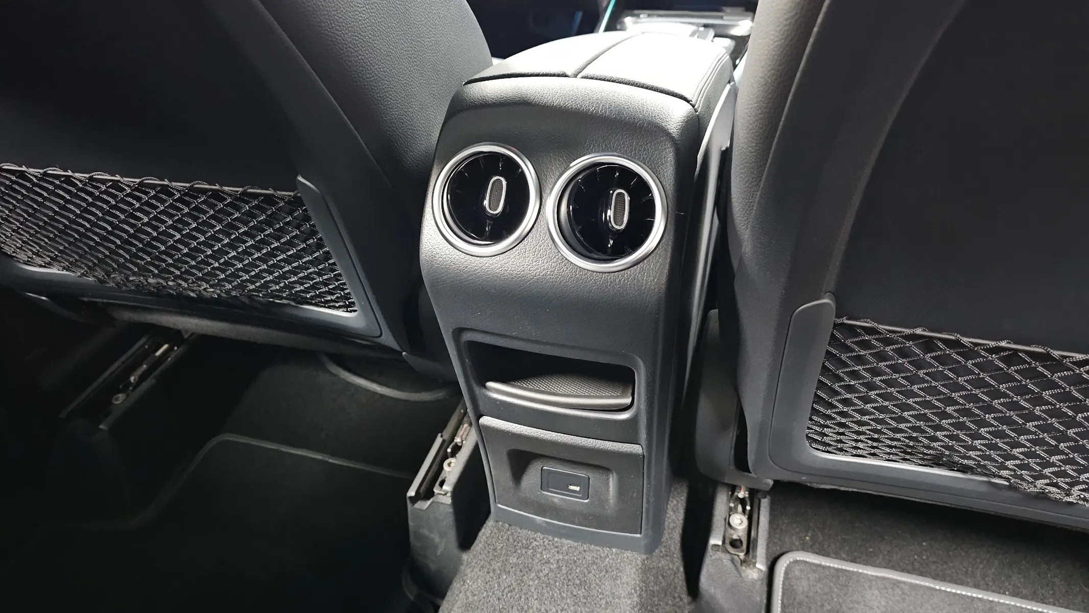 Mercedes-Benz GLA-Class H247 GLA220 2021 30/31