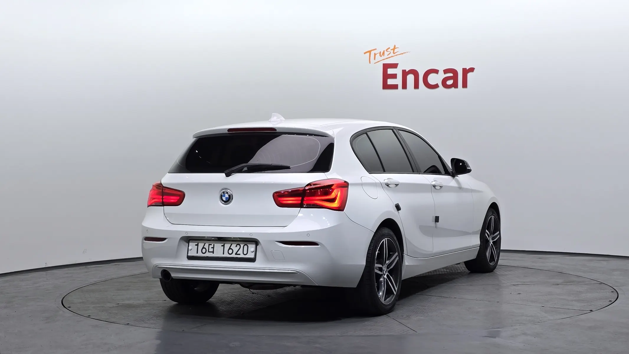 BMW 1 Series (F20) 118d 5 2018 2/21