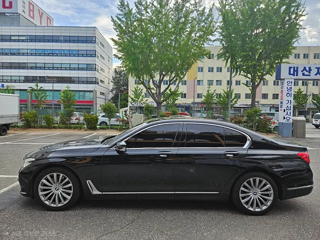 BMW 7 Series (G11) 730d xDrive 2016 2/21