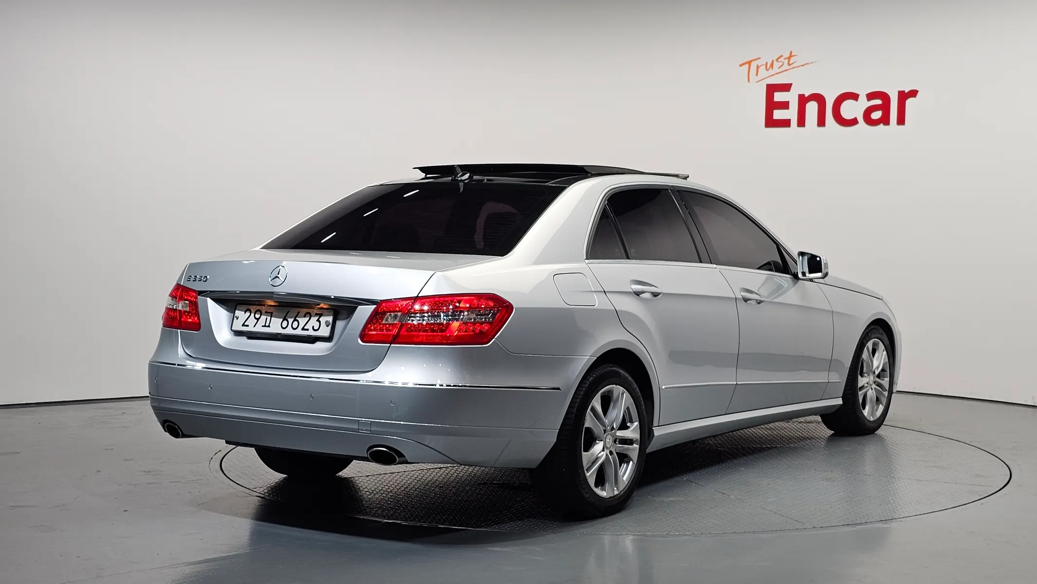 Mercedes-Benz E-Class W212 E300 2011 2/21