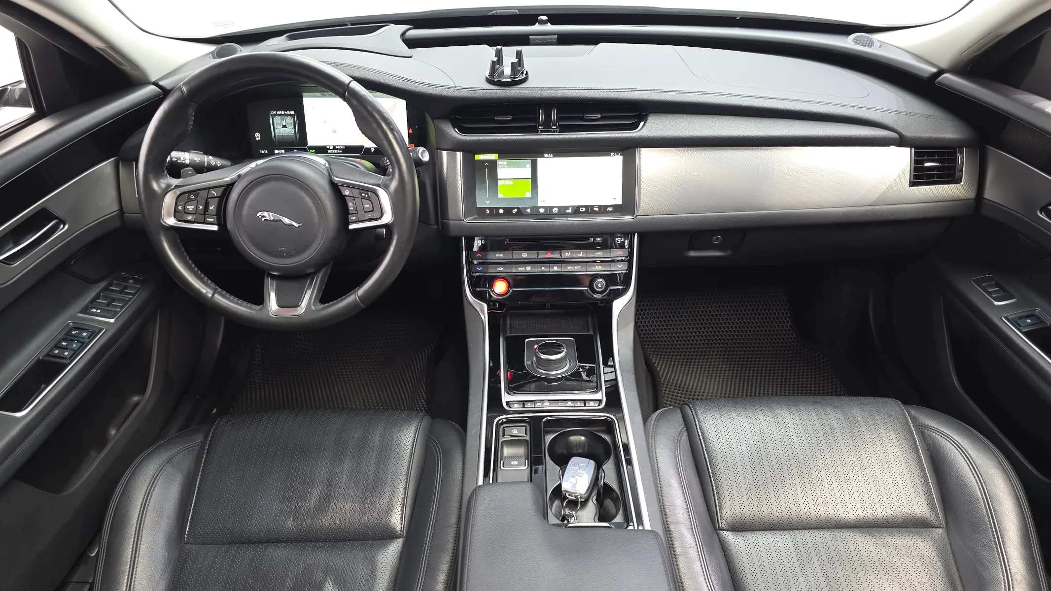 Jaguar XF (X260) 20d AWD 2018 4/5