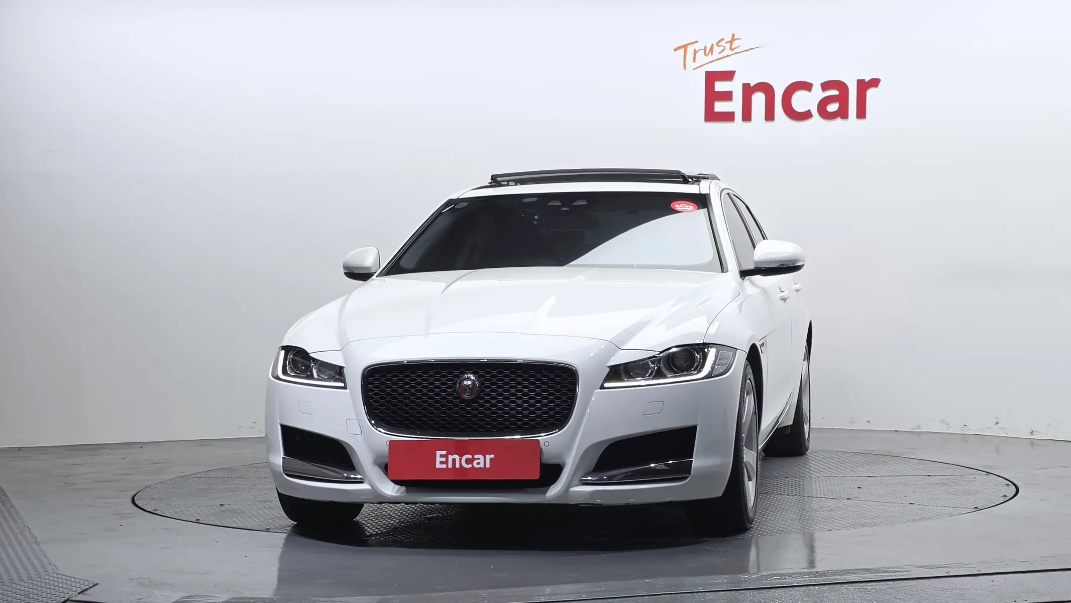 Jaguar XF (X260) 20d AWD 2018 2/5