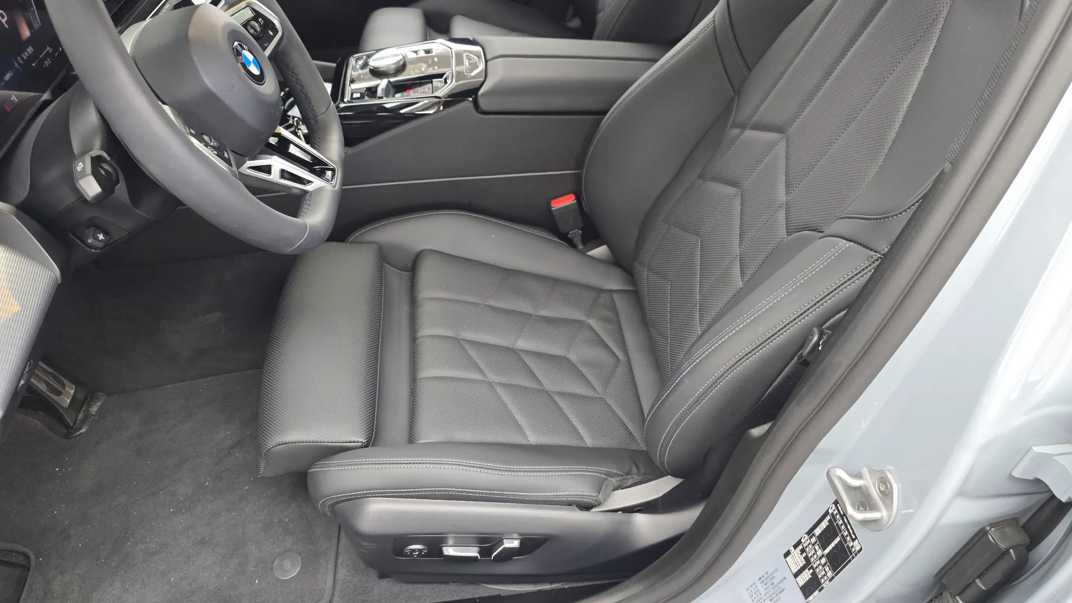 BMW 5 Series (G60) 520i M 2026 32/33