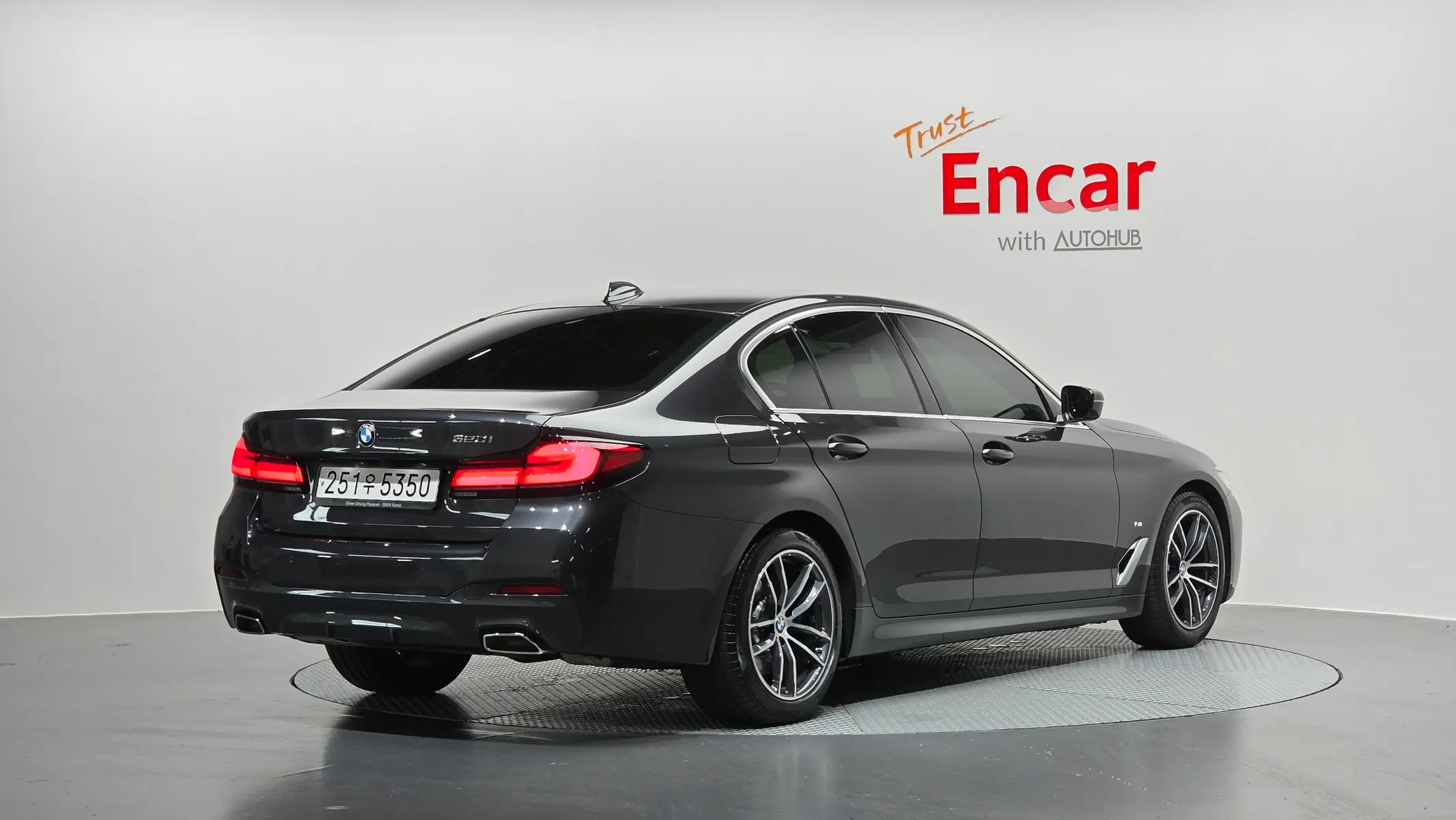 BMW 5 Series (G30) 520i M 2022 2/33