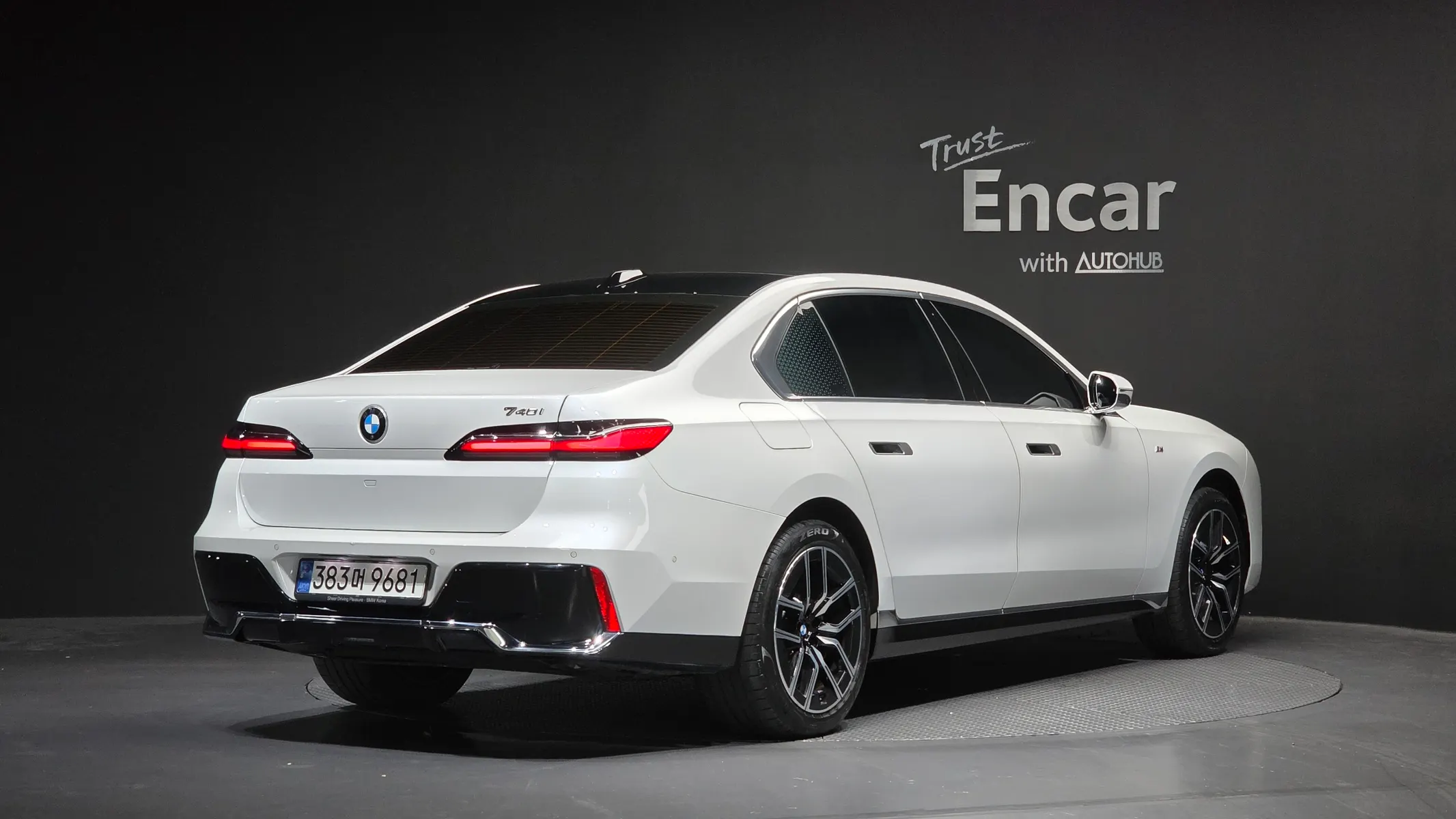 BMW 7 Series (G70) 740i sDrive M 2023 2/36