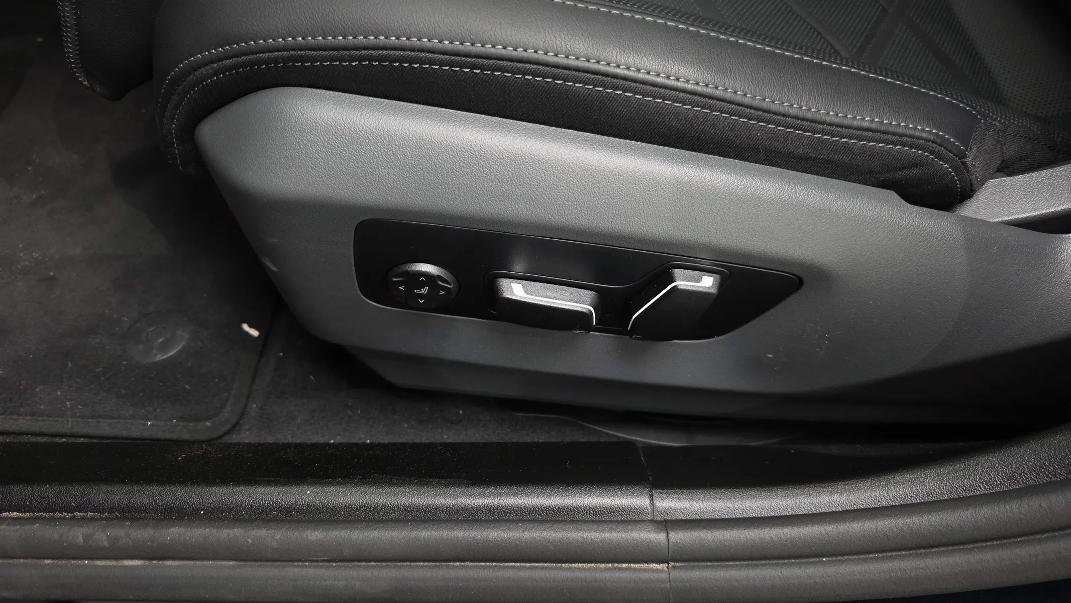 BMW 5 Series (G60) 530i xDrive M 2026 36/37