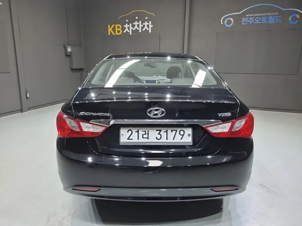 Hyundai YF LPI 2011 2/5