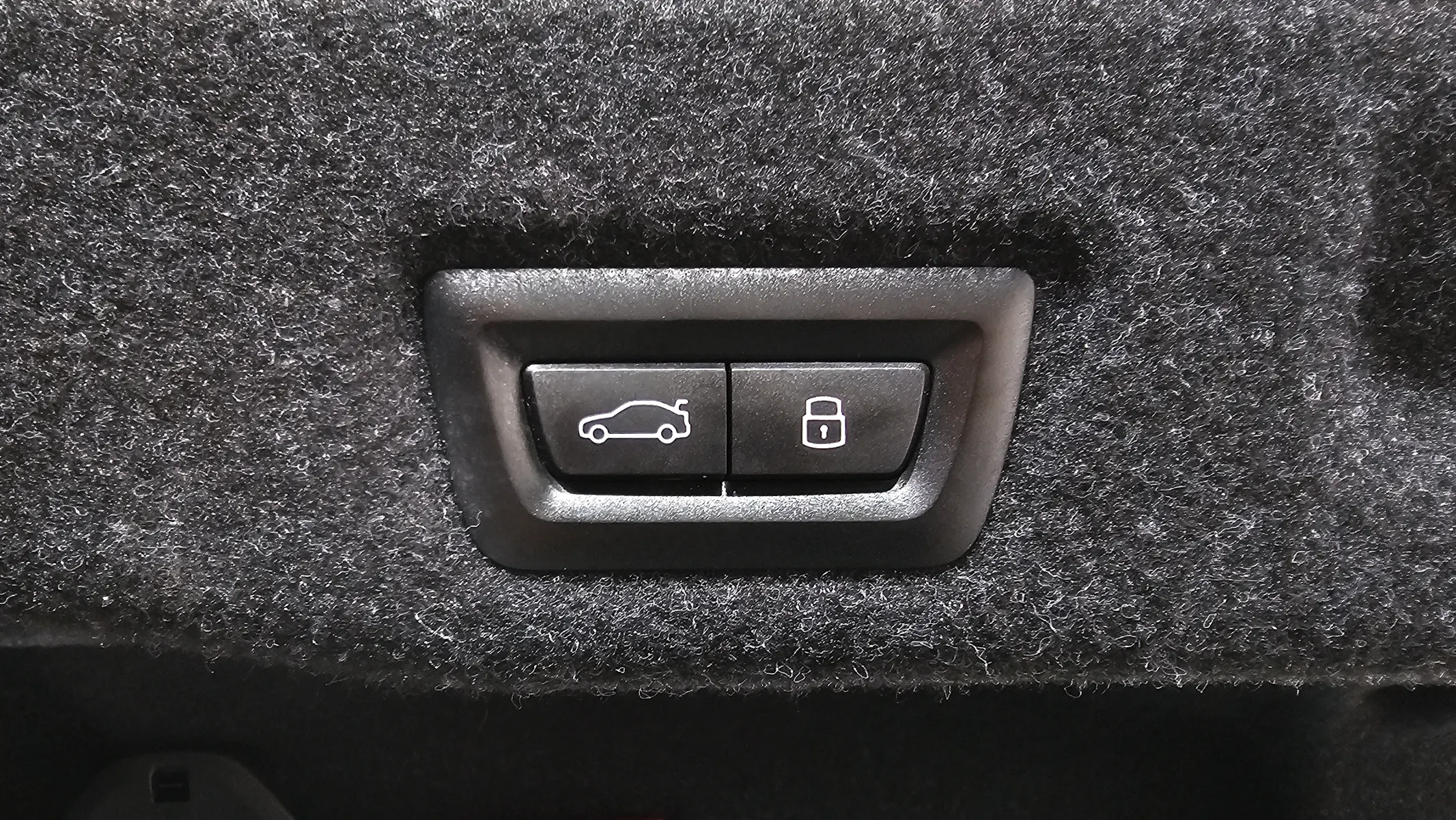 BMW 5 Series (G60) 520i 2024 37/38